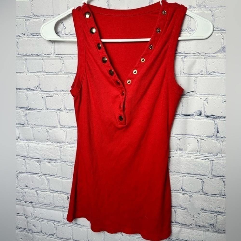 Red ribbed tank top with gold snap detail